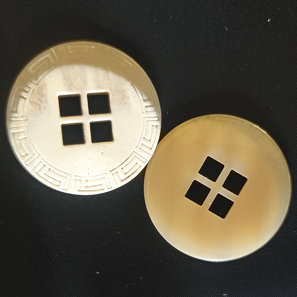 Beautiful New 2-Tone Beige 1.5" Buttons Sewing Crafts Greek Key Motif Bone Look - Picture 3 of 3